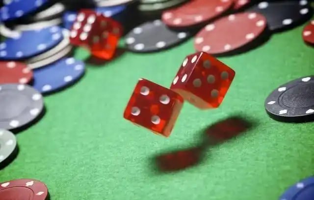 Người chơi dùng điện thoại tham gia bàn Blackjack live casino